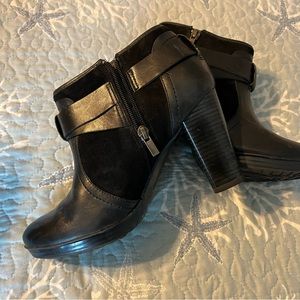 Clark’s Tige de Cuir booties. Size 9.5